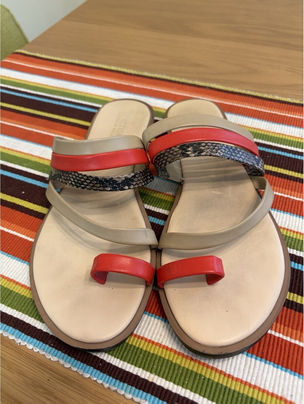 Reaction Kenneth Cole Strappy Sandals Toe Strap Faux Leather 9M